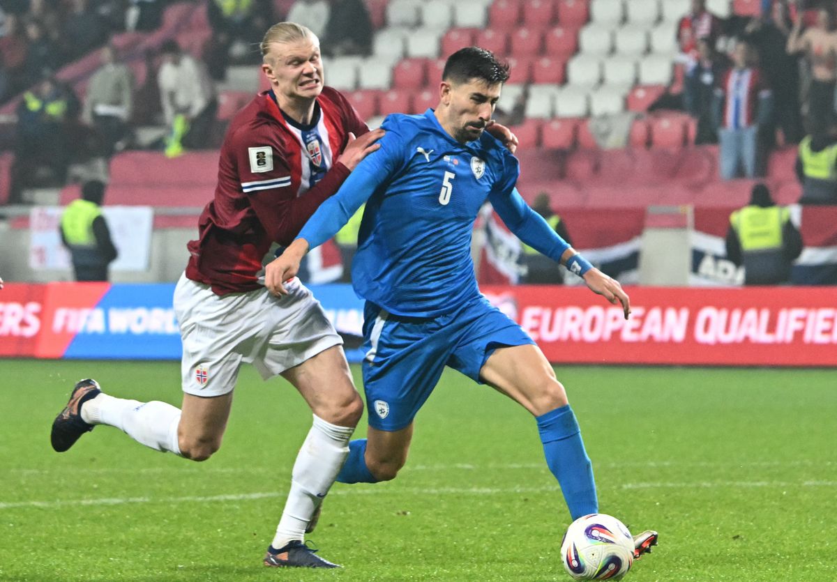 Norway's forward #09 Erling Braut Haland (L) and Israel's defender #05 Idan Nachmias vie for the ball during the 2026 World Cup Group I qualifier football match between Israel and Norway, in Debrecen, Hungary, on March 25, 2025. (Photo by Attila KISBENEDEK / AFP)