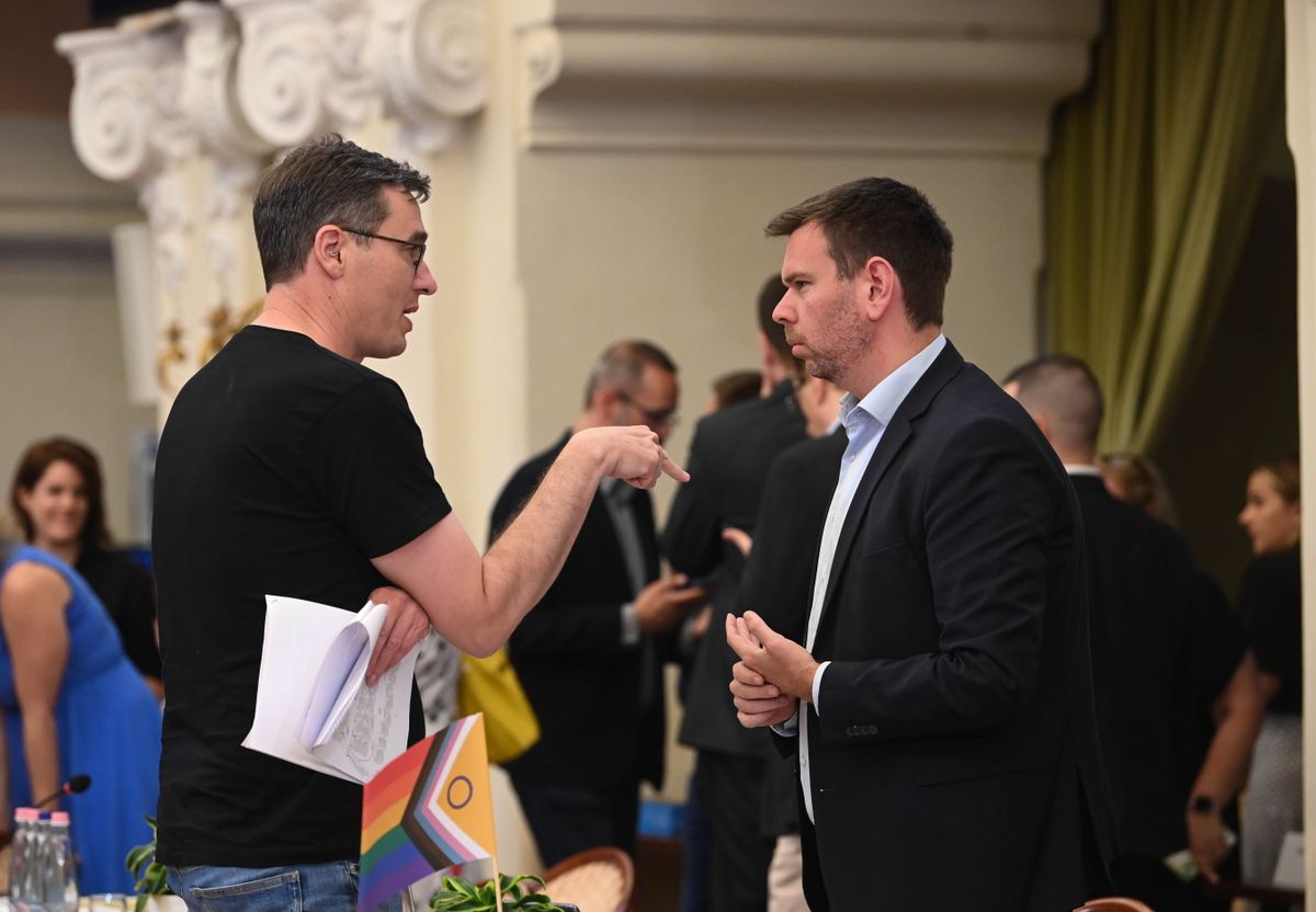 Budapest, 2025. június 30.
Karácsony Gergely főpolgármester (b) és Vitézy Dávid, a Podmaniczky Mozgalom frakcióvezetője beszélget a fővárosi önkormányzat ez évi költségvetésének kiigazításáról szóló szavazása előtt a Fővárosi Közgyűlés rendkívüli ülésén a Városháza dísztermében 2025. június 30-án.
MTI/Bruzák Noémi