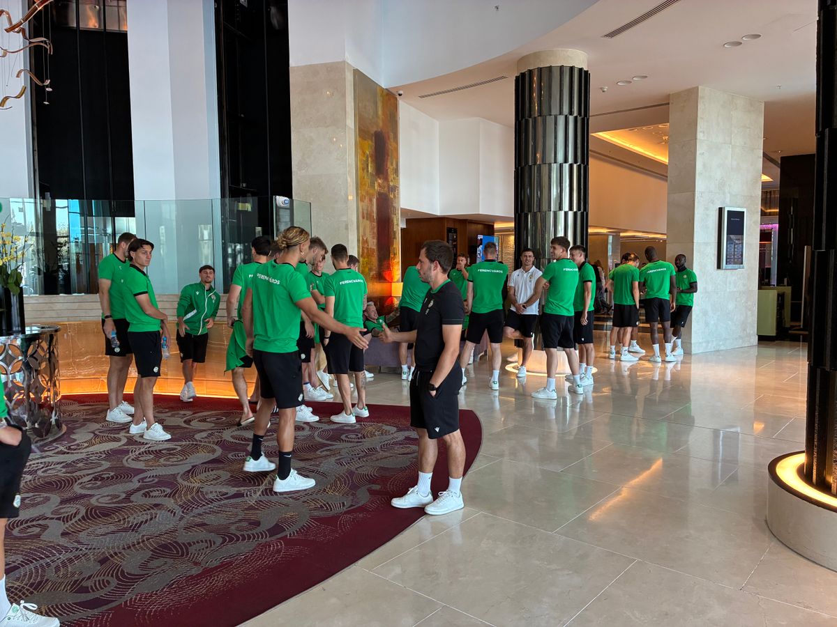 Ebéd előtti sétára gyülekeznek az FTC játékosa a bakui Hiltonban