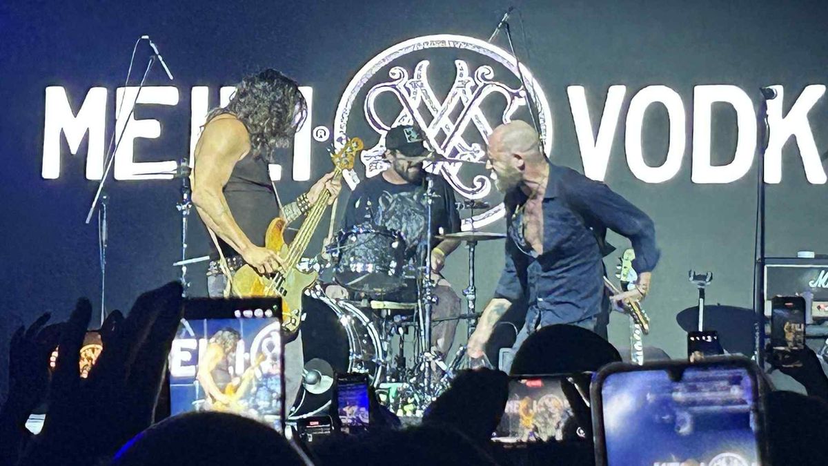 Jason Momoa nemcsak a basszusgitárját, hanem magát is szétcsapta az Akvárium színpadán