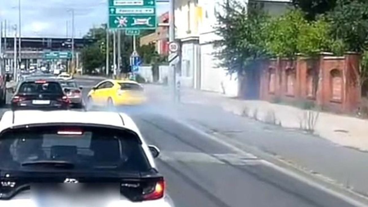 Füstöltek a gumik a Soroksári úton, a száguldó áltaxis az utolsó pillanatban kapott észbe + videó
