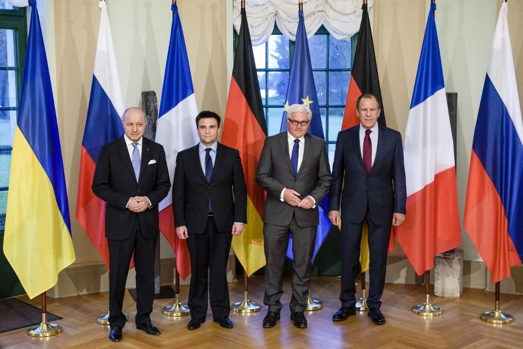 (L-R) French Foreign Minister Laurent Fabius, Ukrainian Foreign Minister Pavlo Klimkin, German Foreign Minister Frank-Walter Steinmeier and Russian Foreign Minister Sergei Lavrov pose for a group photo as they attend a meeting to examine the implementation of the Minsk peace accords agreed in February to end the fighting in eastern Ukraine at Villa Borsig, the official guest house of the foreign ministry, in Berlin on April 13, 2015. AFP PHOTO / POOL / CLEMENS BILAN (Photo by CLEMENS BILAN / POOL / AFP)