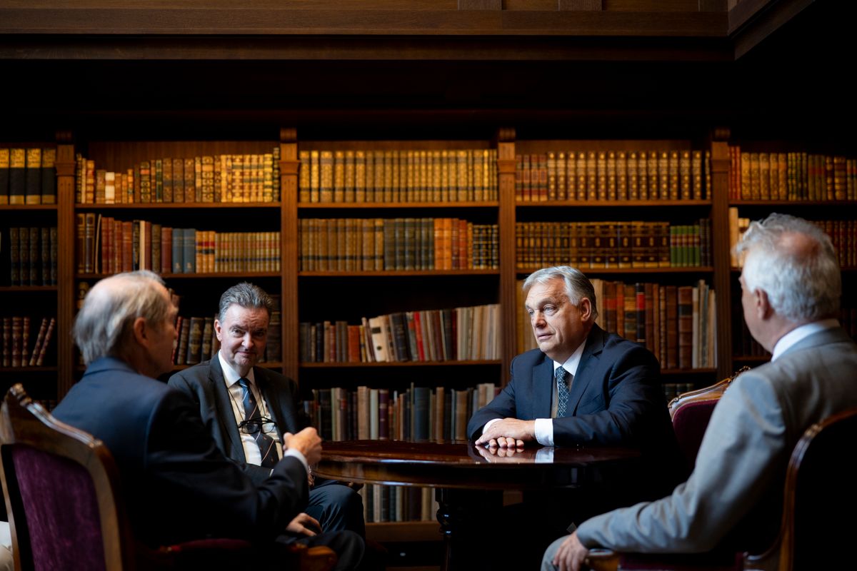Budapest, 2025. augusztus 20.
A Miniszterelnöki Kommunikációs Főosztály által közreadott képen Orbán Viktor miniszterelnök (j2) fogadja Duarte Piót, Braganza hercegét (b) a Karmelita kolostorban 2025. augusztus 20-án. Jobbról Semjén Zsolt miniszterelnök-helyettes, a kormányfő mellett Habsburg György, Magyarország leendő madridi nagykövete (b2).
MTI/Miniszterelnöki Kommunikációs Főosztály/Fischer Zoltán