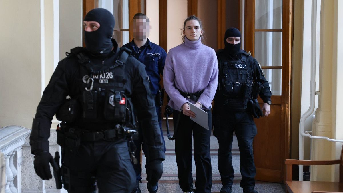 Simeon (Maja) Ravi Trux érkezik a Fővárosi Törvényszékre (Fotó: Hatlaczki Balázs)