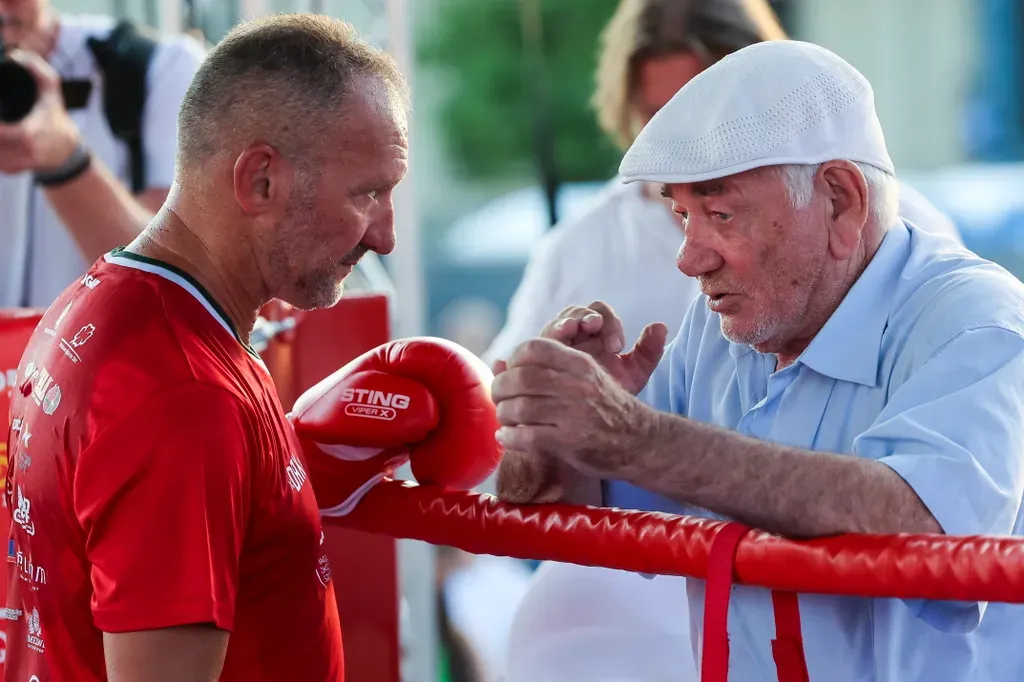 A hősök terén is úgy történt minden, mint régen, a ringben Kokó bunyózott, a szorító sarkában Szántó Imre, Öcsi bácsi adta a tanácsokat