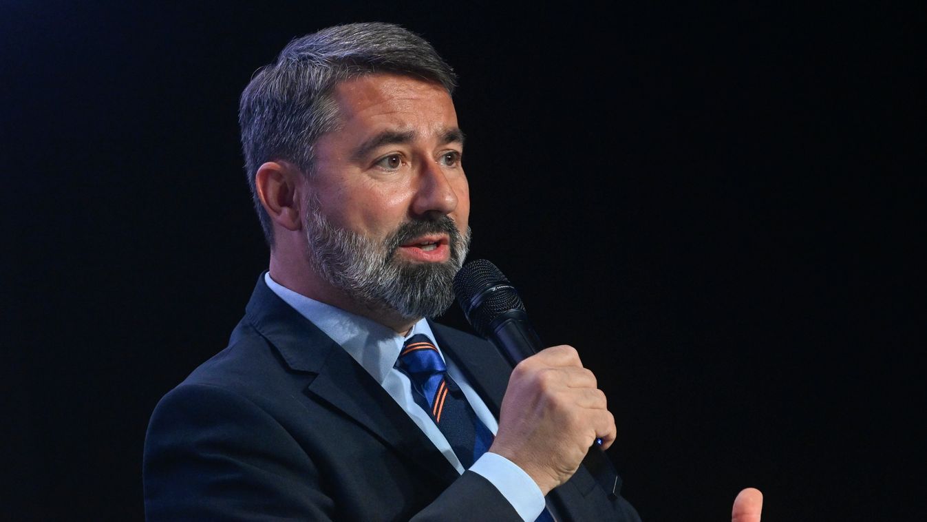 Hidvéghi Balázs, a Miniszterelnöki Kabinetiroda parlamenti államtitkára a Századvég konferenciáján a Várkert Bazárban 2025. június 2-án (Fotó:
MTI/Koszticsák Szilárd)