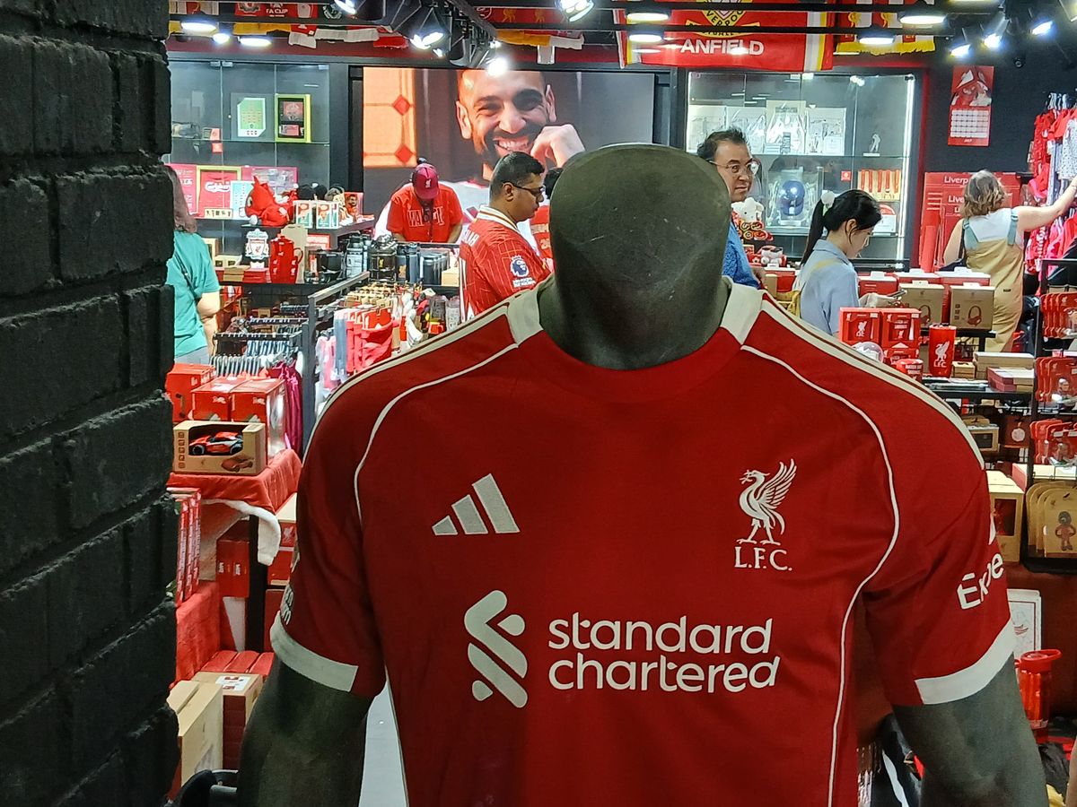 Leleplezték a Liverpool új mezeit Szingapúrban is, ahol Szoboszlai Dominik neve sokat ér