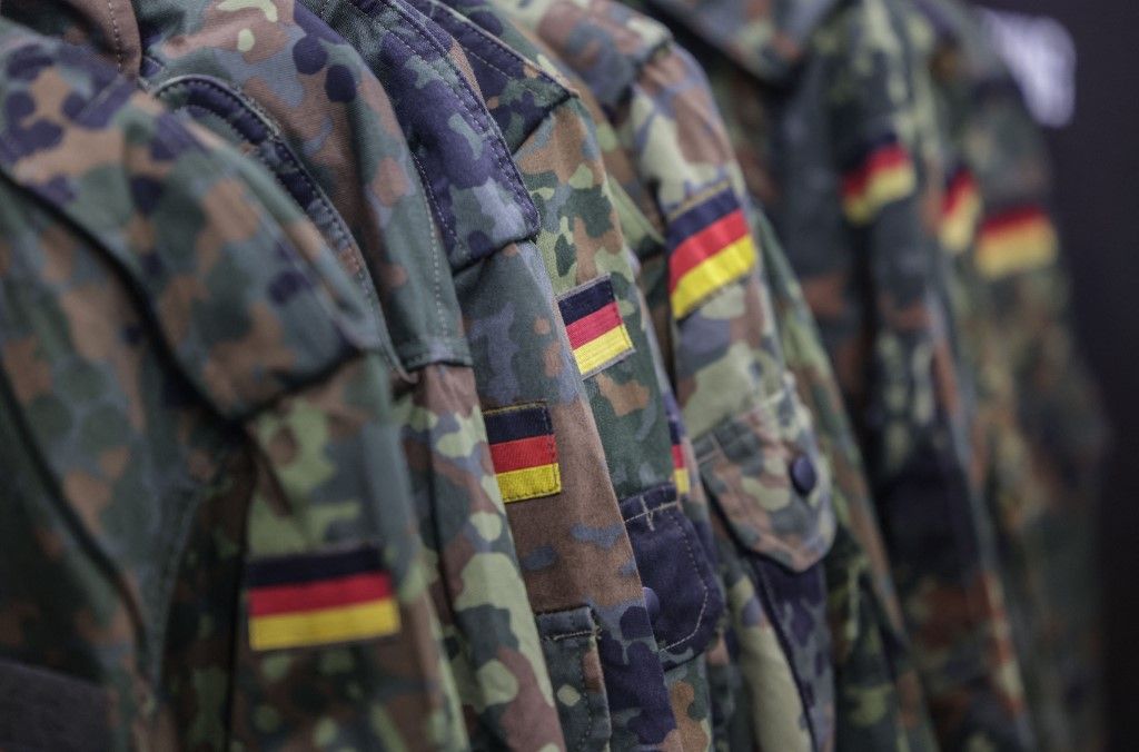 A Tisza Párt testvérpártja sorkatonaságot vezetne be (Fotó: AFP)