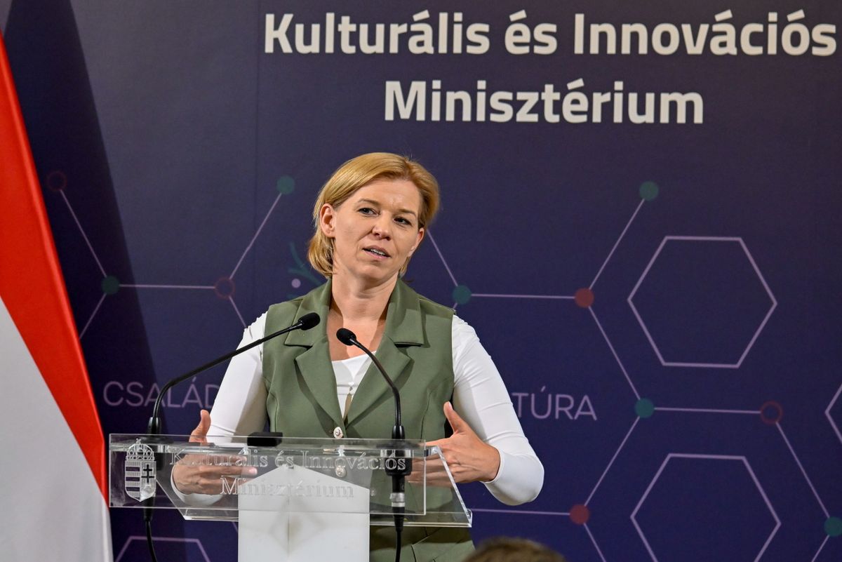 Budapest, 2025. augusztus 7.
Varga-Bajusz Veronika felsőoktatásért, szak- és felnőttképzésért, fiatalokért felelős államtitkár a Neptun-rendszer fejlesztéséről, a kollégiumi lakhatási körülmények javításáról, valamint a gólyatáborok biztonságos szervezéséről, a Hallgatói Önkormányzatok Országos Konferenciájával (HÖOK) folytatott szakmai egyeztetést követően tartott sajtótájékoztatón a Kulturális és Innovációs Minisztériumban (KIM) 2025. augusztus 7-én.
MTI/Máthé Zoltán