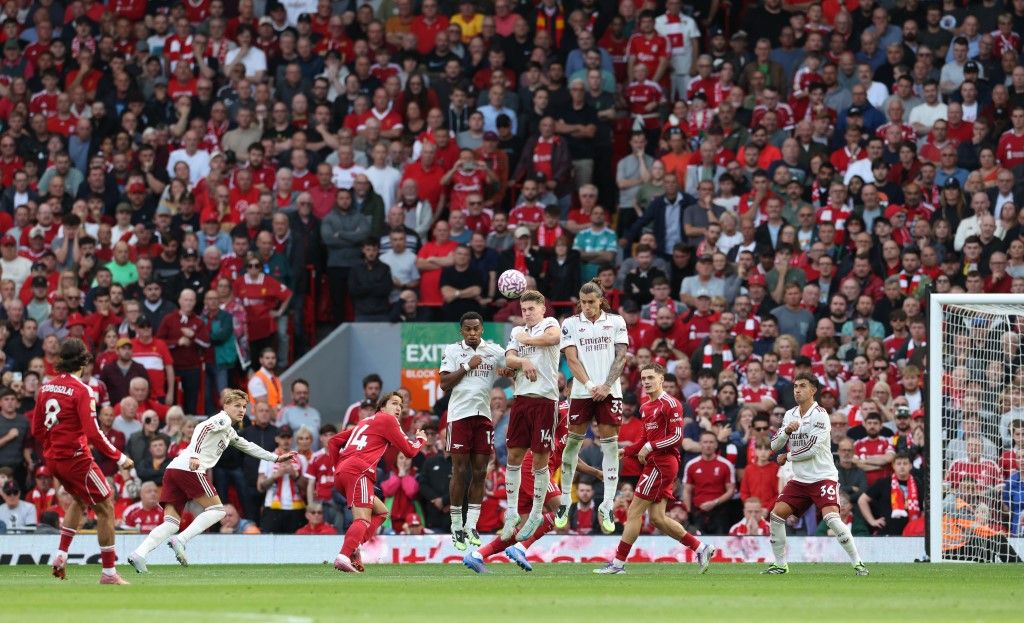 Szoboszlai Dominik szabadrúgása után a labda úton a hálóba. A Liverpool ezzel a találattal nyert 1-0-ra az Arsenal ellen a Premier League 3. fordulójában