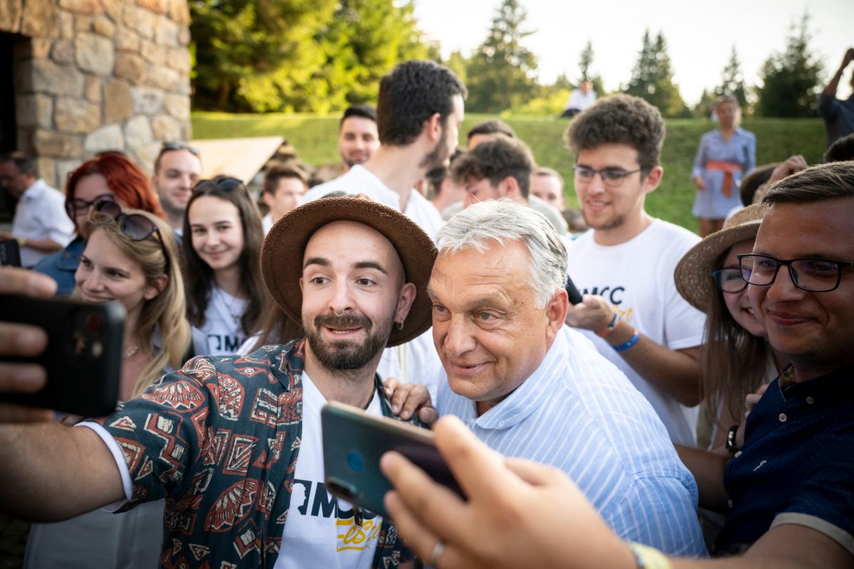 Kászonjakabfalva, 2023. július 22.
A Miniszterelnöki Sajtóiroda által közreadott képen Orbán Viktor kormányfő (k) szelfit készít a Mathias Corvinus Collegium (MCC) erdélyi és magyarországi diákjaival az MCC Kászonjakabfalva mellett létesített képzési központjában 2023. július 22-én.
MTI/Miniszterelnöki Sajtóiroda/Benko Vivien Cher