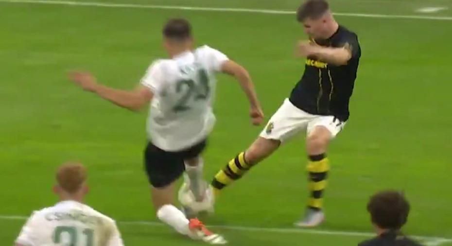 Ezen akadtak ki a svédek: a Győr futballistája nyújtott lábbal szereli az AIK játékosát