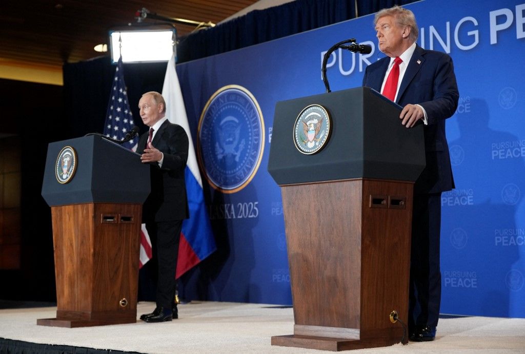 Donald Trump amerikai elnök és Vlagyimir Putyin orosz elnök közös sajtótájékoztatót tartanak az ukrajnai helyzetről szóló amerikai-orosz csúcstalálkozó után az alaszkai Anchorage-ban található Elmendorf-Richardson közös támaszponton, 2025. augusztus 15-én