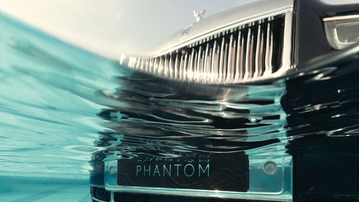 Rolls-Royce Phantom a medencében