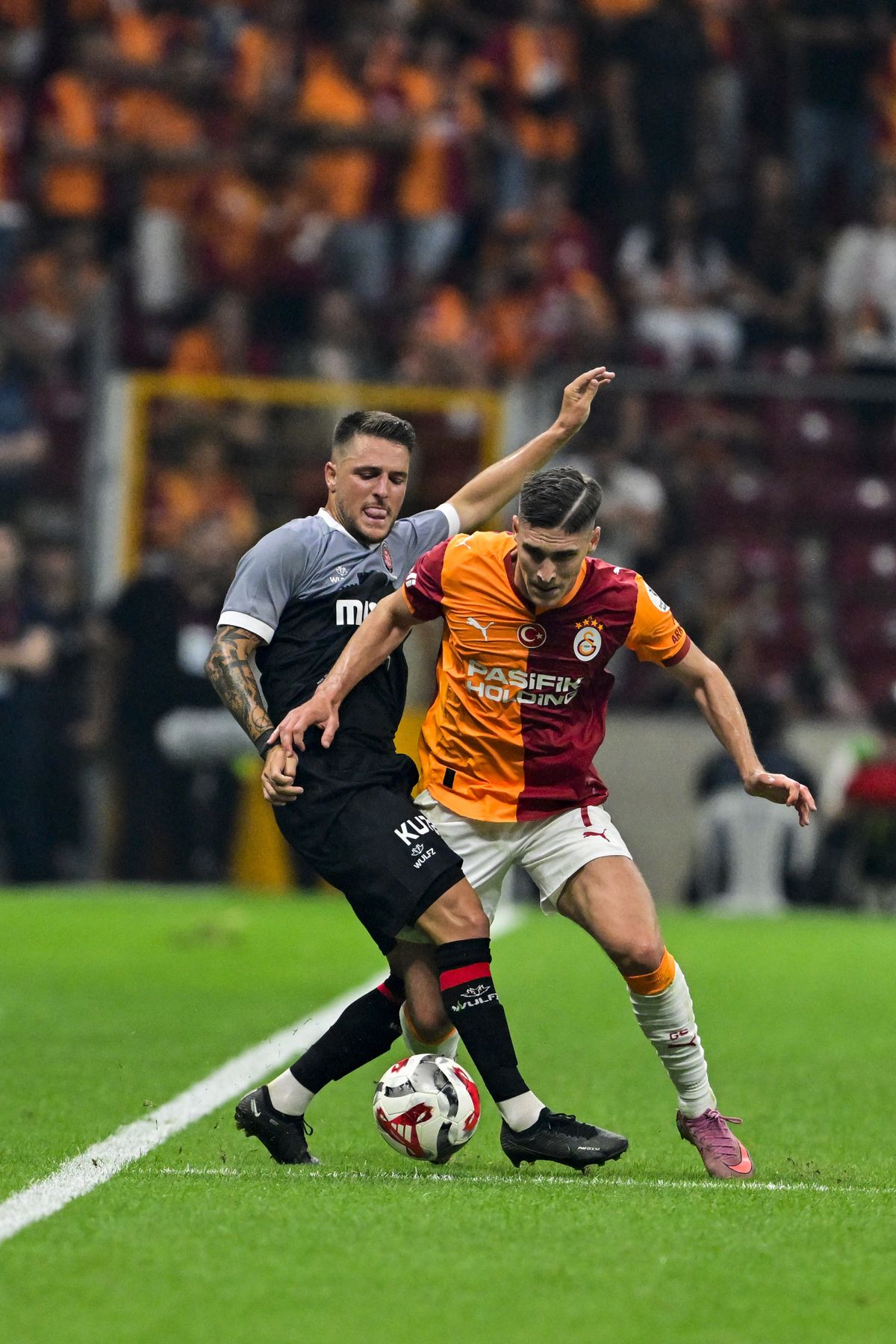 ISTANBUL, TURKIYE - AUGUST 15: Roland Sallai (R) of Galatasaray in action against Ahmet Sivri (L) of Fatih Karagumruk during the Turkish Super Lig week 2 football match between Galatasaray and Fatih Karagumruk at RAMS Park in Istanbul, Turkiye on August 15, 2025. Muhammed Enes Yildirim / Anadolu (Photo by Muhammed Enes Yildirim / Anadolu via AFP)