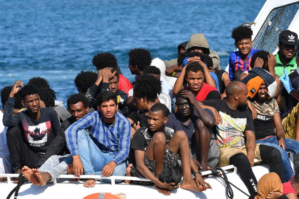 Tunéziai és líbiai migránsok az olasz partoknál
