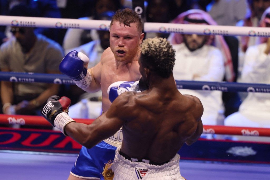 Cuba's William Scull (R) and Mexico's Canelo Alvarez fight during their super middleweight boxing match at The Venue in Riyadh on May 4, 2025. (Photo by Fayez NURELDINE / AFP)