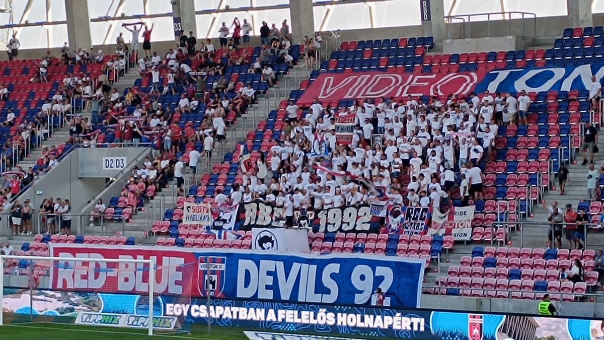 A Videoton FC szurkolói kitartóan buzdították a csapatot a Csákvár ellen. 