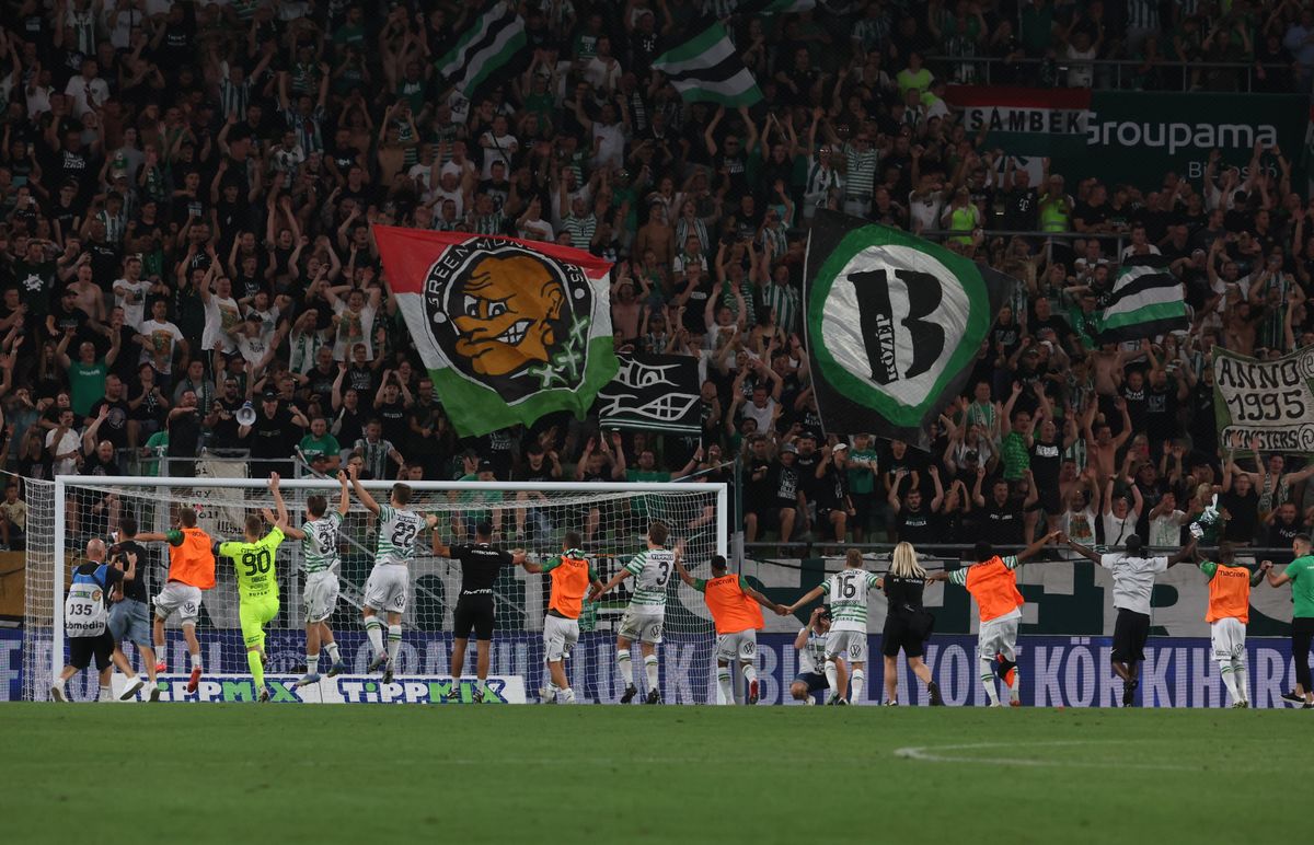 Az FTC játékosai a lefújás után a szurkolókkal ünnepeltek