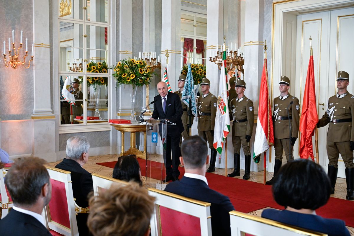 Budapest, 2025. augusztus 20.
Sulyok Tamás köztársasági elnök beszédet mond a Magyar Szent István Rend átadásán az államalapítás és Szent István király ünnepén a Sándor-palotában 2025. augusztus 20-án. Farkas Bertalan, a HUNOR Magyar Űrhajós Program tanácsadója, nyugállományú dandártábornok, vadászpilóta, kutatóűrhajós és Kapu Tibor, a HUNOR Magyar Űrhajós Program kutatóűrhajósa vehette át az elismerést az államfőtől.
MTI/Koszticsák Szilárd