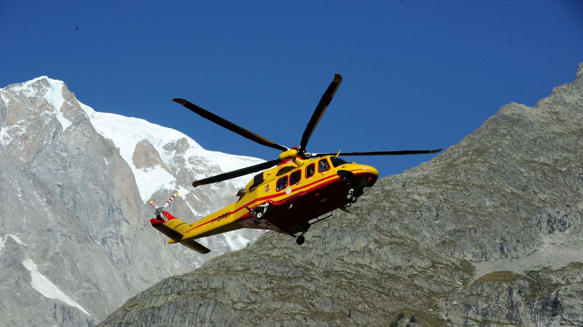 Helikopterrel mentettek ki egy túrázó párt és kutyájukat az osztrák Alpokban
