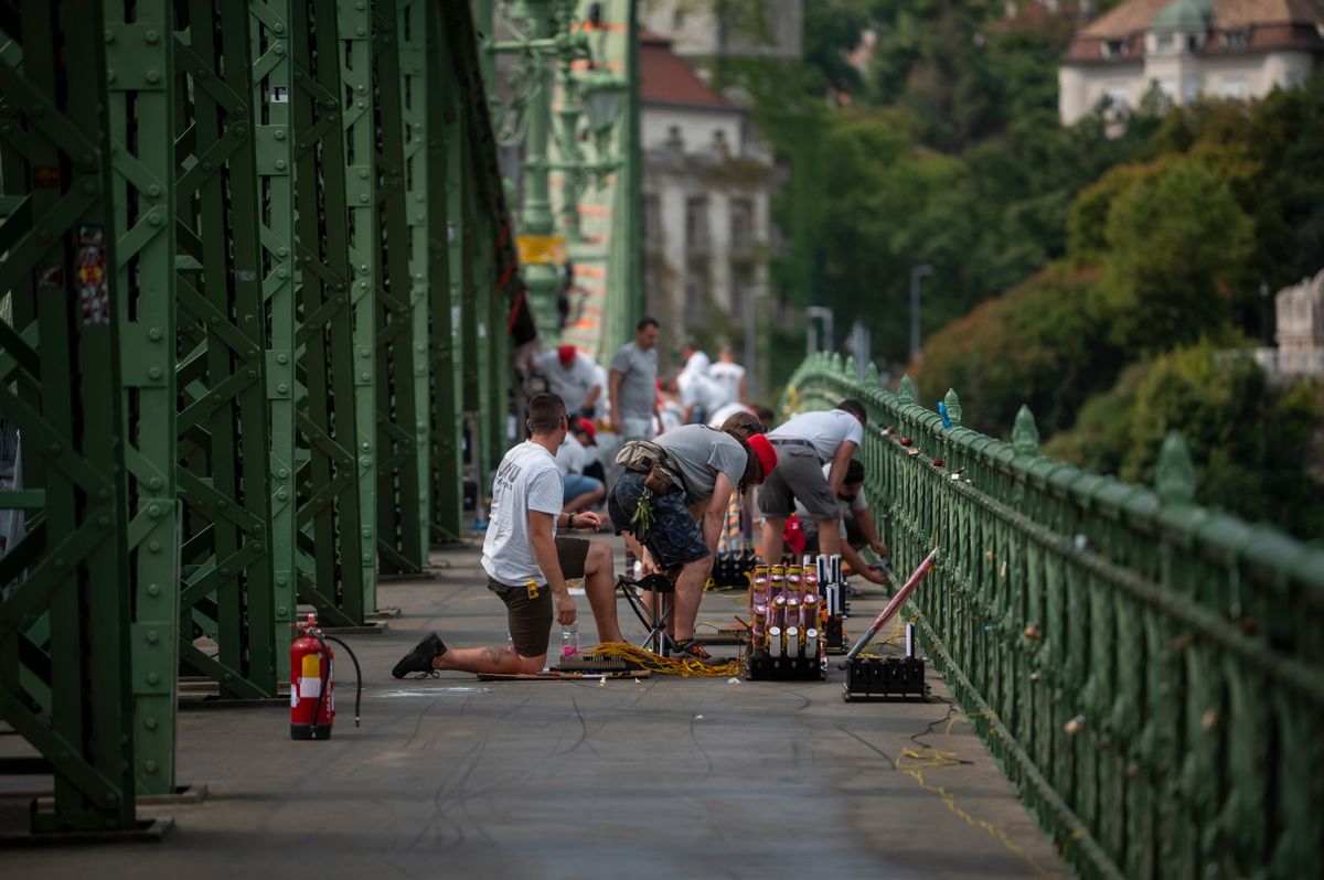 Budapest, 2025. augusztus 17.
Az augusztus 20-i ünnepi tűzijáték pirotechnikai eszközeit telepítik szakemberek a Szabadság hídon 2025. augusztus 17-én.
MTI/Balogh Zoltán