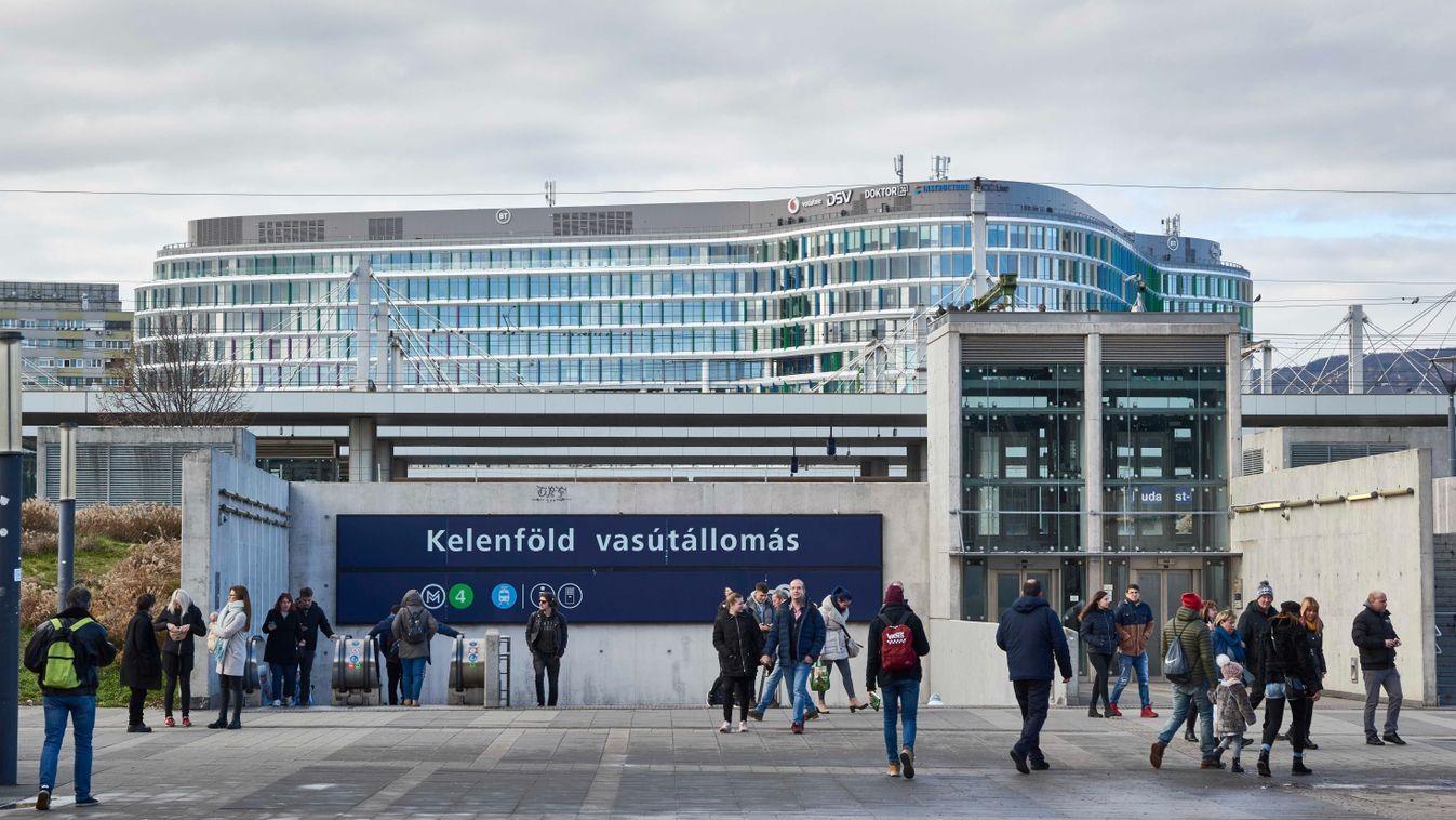 Budapest, 2023. január 14.
A Kelenföld vasútállomásra vezető aluljáró bejárata az Etele térnél. Az állomás a Déli, a Keleti és a Nyugati pályaudvar mellett Budapest négy legforgalmasabb vasútállomása közé tartozik a főváros XI. kerületében, Kelenföld és Ő