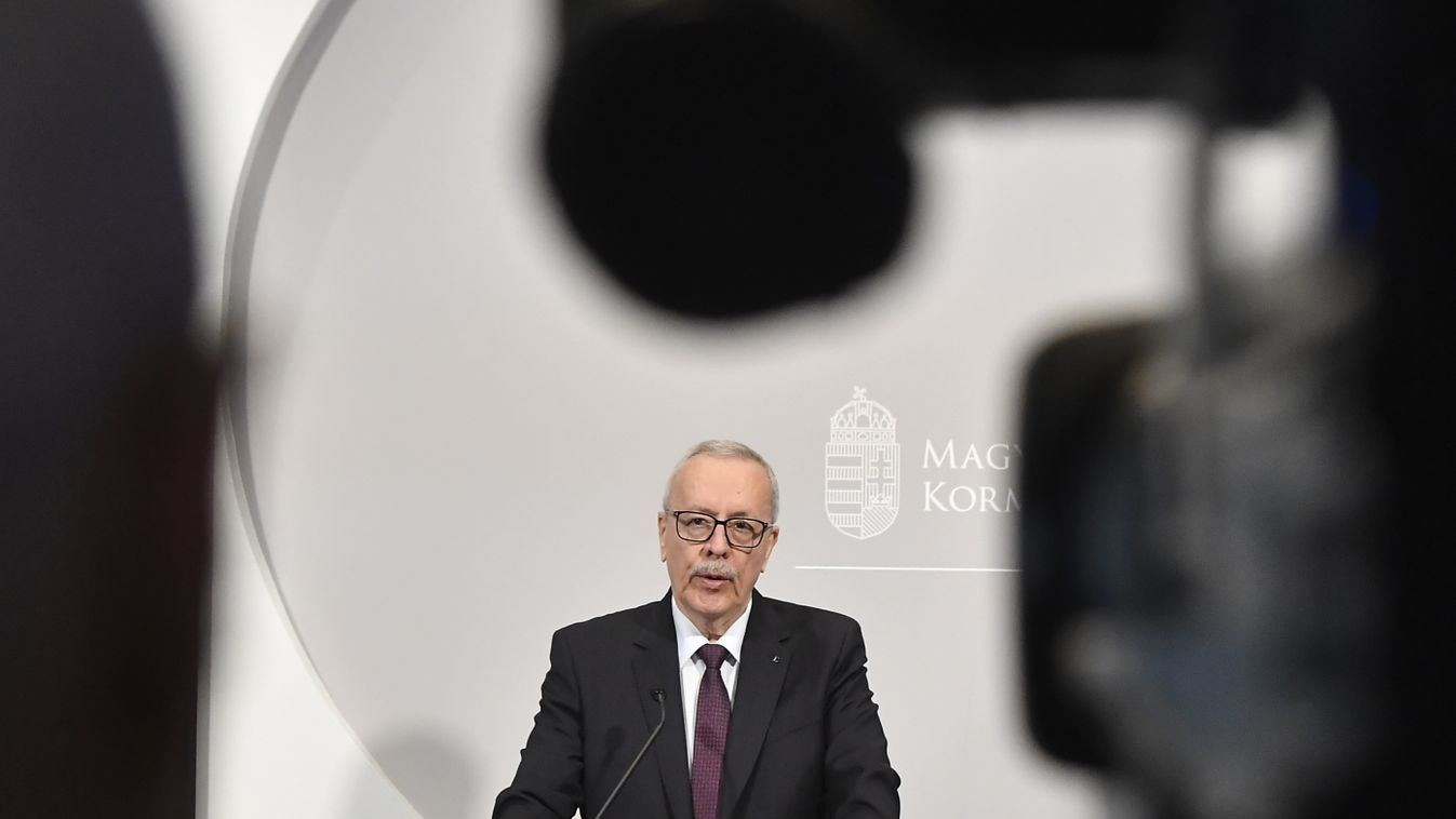 Bakondi György, a miniszterelnök belbiztonsági főtanácsadója Az illegális bevándorlás aktualitásai címmel tartott sajtótájékoztatón a Miniszterelnökségen 2025. május 26-án (Fotó: MTI/Soós Lajos)