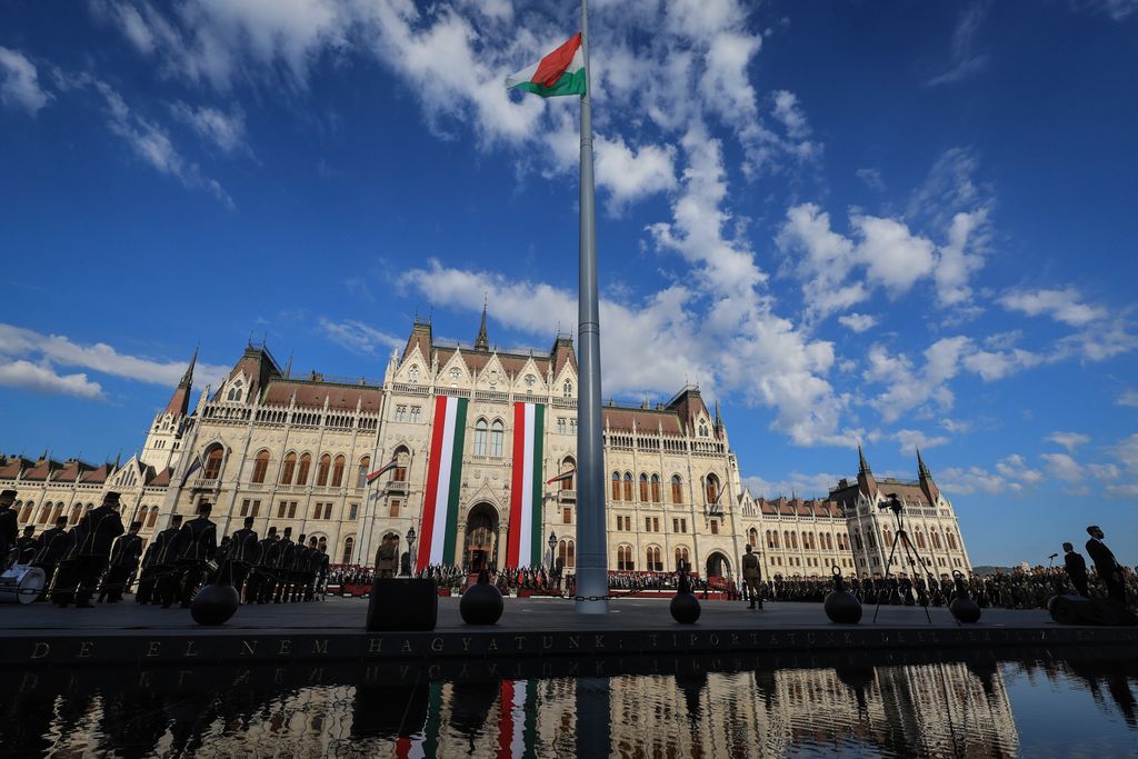 Augusztus 20. Szent István nap ünnep Parlament zászlófelvonás