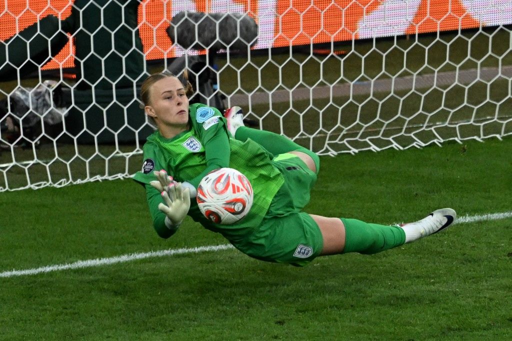 Hannah Hampton az Eb-döntő tizenegyespárbajában kétszer is védett, miután állítása szerint feldobta a spanyol kapus kulacsát a nézőtérre