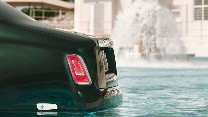 Rolls-Royce Phantom a medencében