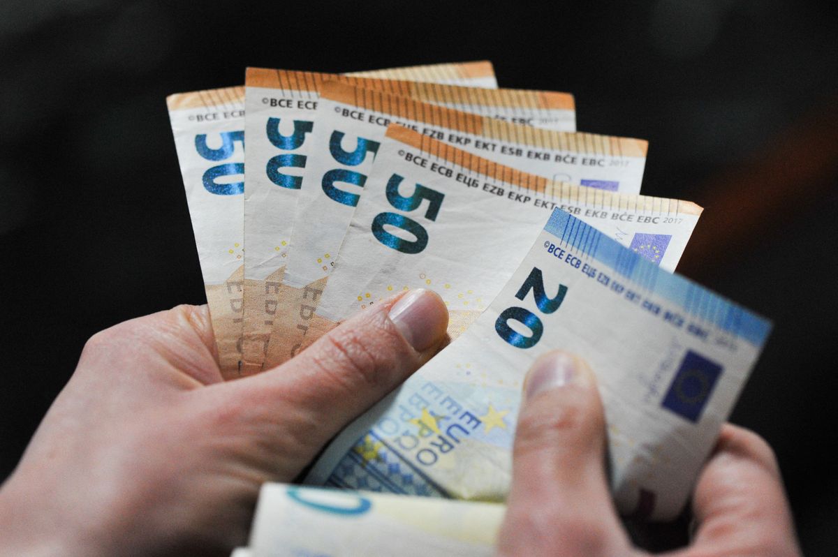 Euro banknotes are seen in L'Aquila, Italy, on december 30, 2021. On January 1st, 2022, cash payments over one thousand (1000) euros will be forbidden in Italy.On January 1st, 2022, cash payments over one thousand (1000) euros will be forbidden in Italy. (Photo by Lorenzo Di Cola/NurPhoto) (Photo by Lorenzo Di Cola / NurPhoto via AFP)