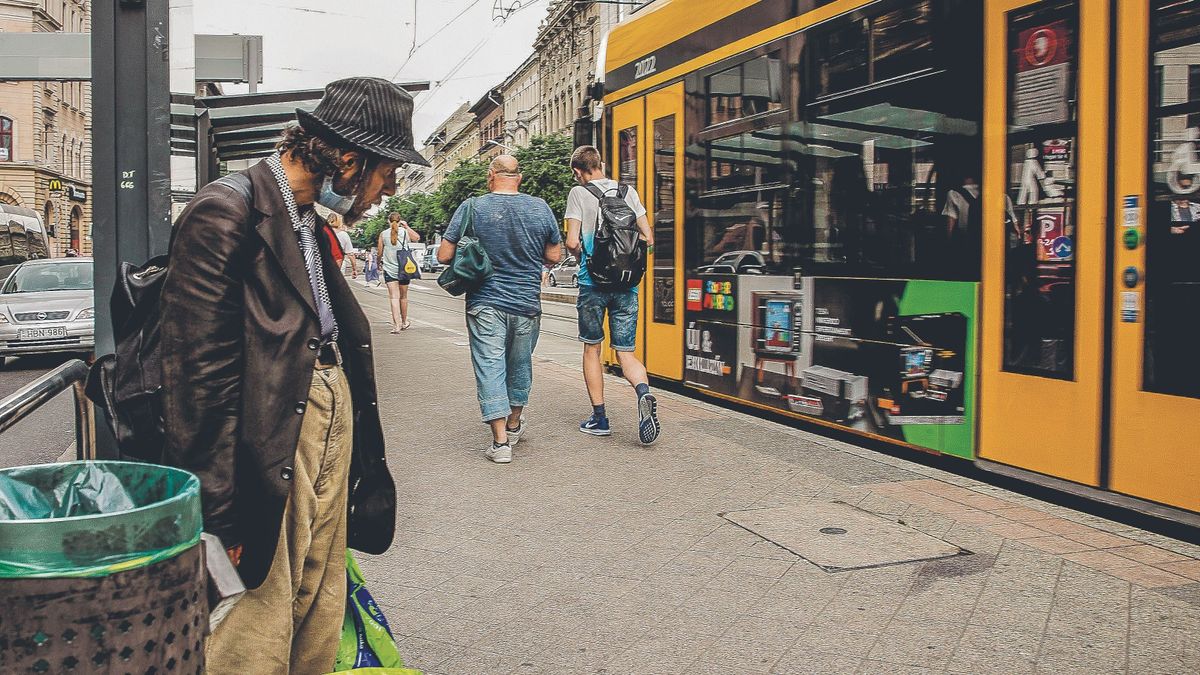 Lerántottak a 4-es 6-osról egy idős nőt a Mester utcánál