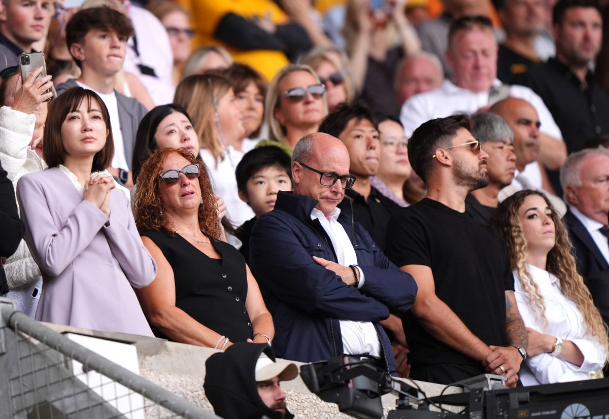 Diogo Jota szülei, Isabel (balról a második) és Joaquim Silva (középen), Ruben Neves (jobbról a második), illetve Rute Cardoso (jobbra), Jota felesége