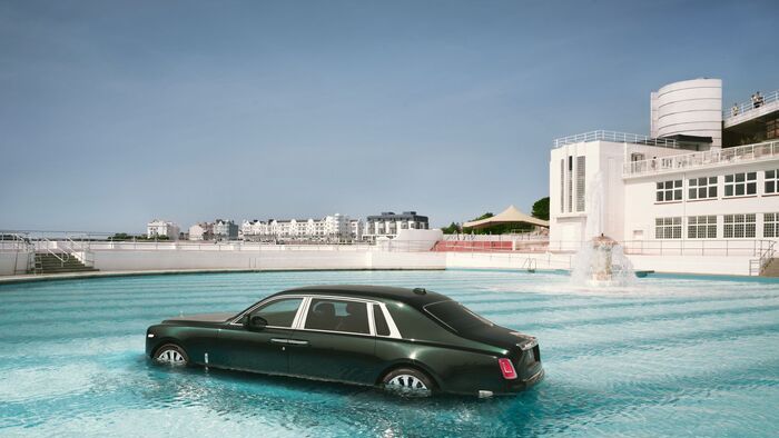 Rolls-Royce Phantom a medencében