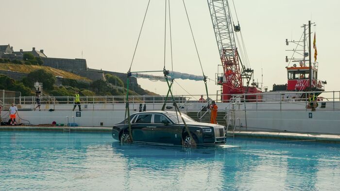 Rolls-Royce Phantom a medencében