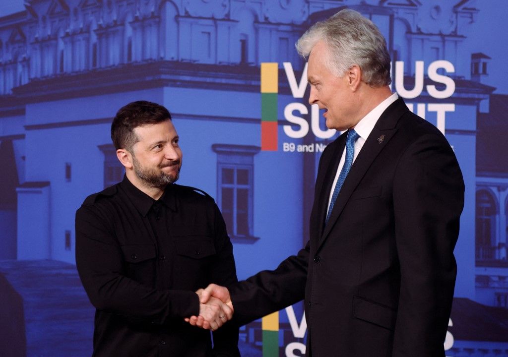 Lithuania's President Gitanas Nauseda (R) shakes hands with Ukrainian President Volodymyr Zelensky as he arrives for a summit with the leaders of NATO's eastern and Nordic members (B9 and Nordic countries) on June 2, 2025 in Vilnius, Lithuania. (Photo by Petras Malukas / AFP)