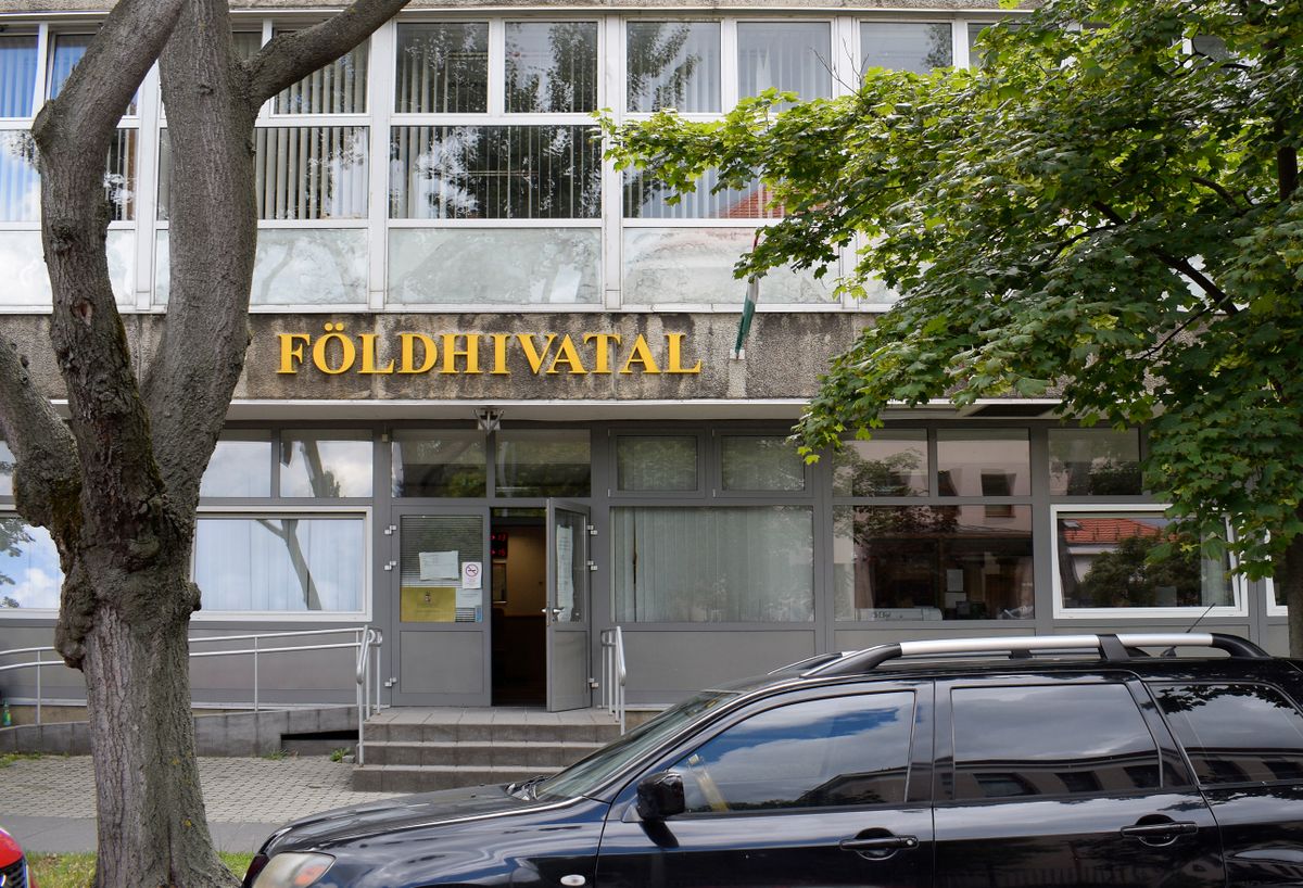 Budapest, 2018. június 26.
A Földmérési és Távérzékelési Intézet, a Geodézia Zrt és a Földhivatal épületének, Budapesti 2.sz. Körzeti Földhivatali bejárata a XIV kerület, Bosnyák tér 5-ben.
MTVA/Bizományosi: Róka László
***************************
Kedves Felhasználó!
Ez a fotó nem a Duna Médiaszolgáltató Zrt./MTI által készített és kiadott fényképfelvétel, így harmadik személy által támasztott bárminemű – különösen szerzői jogi, szomszédos jogi és személyiségi jogi – igényért a fotó készítője közvetlenül maga áll helyt, az MTVA felelőssége e körben kizárt.