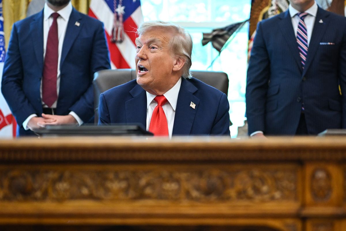 Donald Trump bejelentette, hogy célja a Putyin–Zelenszkij-találkozó, és hangsúlyozta: Amerika nem nyerészkedni akar Ukrajnán, hanem békét teremteni.