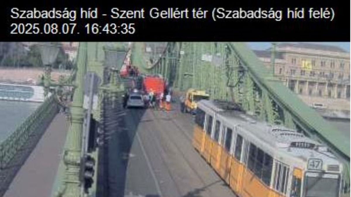 Valaki felmászott a Szabadság hídra, mentők is érkeztek a helyszínre