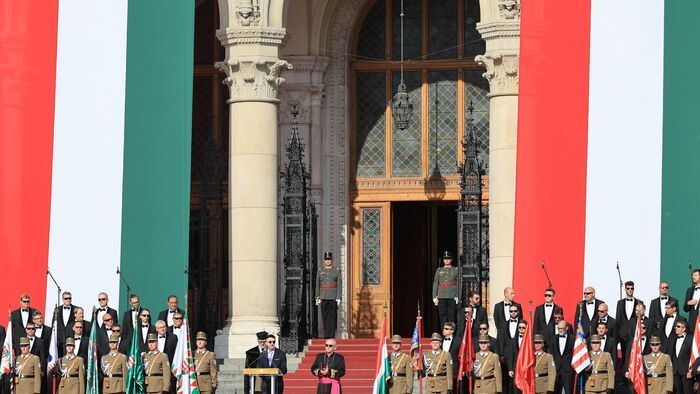 Tisztavatás augusztus 20. Parlament