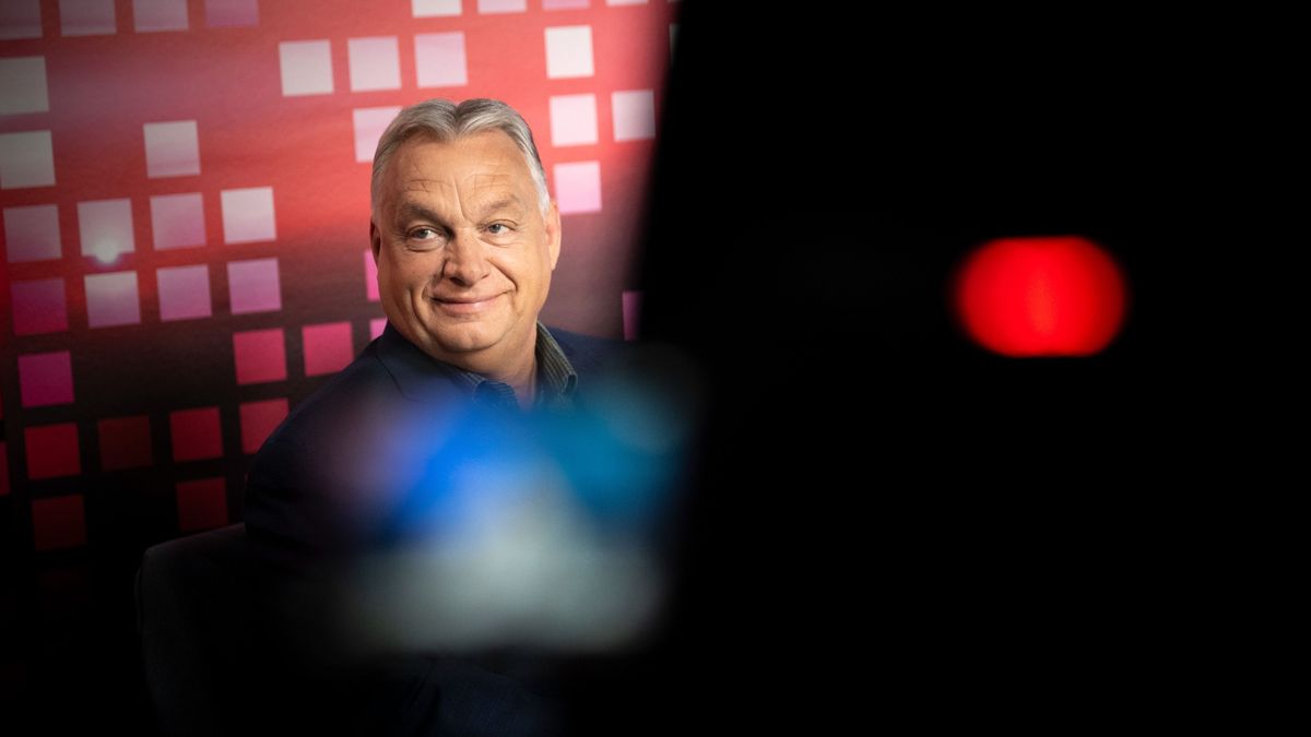 Budapest, 2025. július 28.
A Miniszterelnöki Kommunikációs Főosztály által közreadott képen Orbán Viktor miniszterelnök a Harcosok órája címmel indult online műsorban, ahol interjút adott Németh Balázs műsorvezetőnek 2025. július 28-án.
MTI/Miniszterelnöki Kommunikációs Főosztály/Benko Vivien Cher