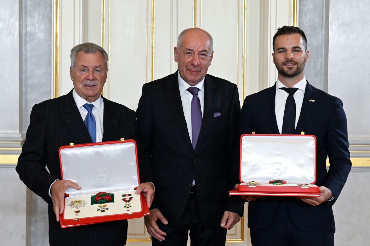 Budapest, 2025. augusztus 20.
Sulyok Tamás köztársasági elnök (k), illetve a Magyar Szent István Rend kitüntetéssel elismert Farkas Bertalan, a HUNOR Magyar Űrhajós Program tanácsadója, nyugállományú dandártábornok, vadászpilóta, kutatóűrhajós (b) és Kapu Tibor, a HUNOR Magyar Űrhajós Program kutatóűrhajósa (j) az elismerések átadásán, az államalapítás és Szent István király ünnepén a Sándor-palotában 2025. augusztus 20-án.
MTI/Koszticsák Szilárd