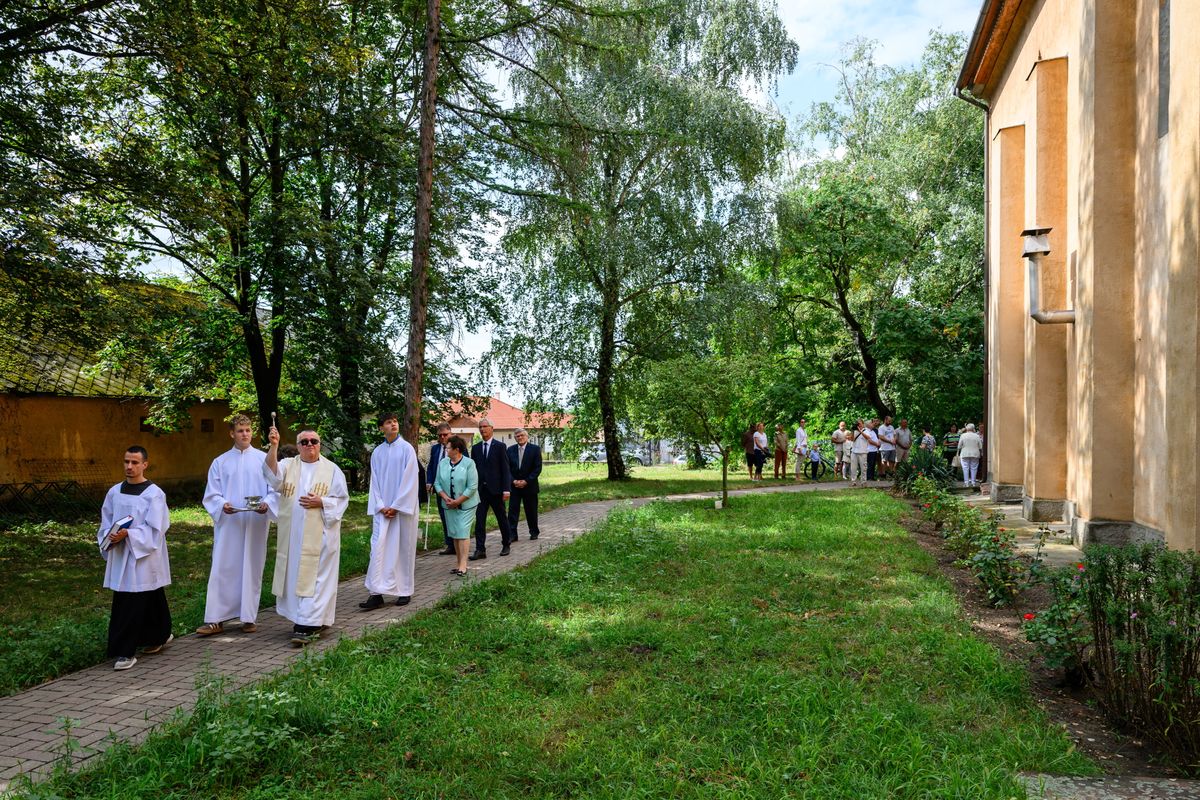 Nagyvenyim, 2025. augusztus 31.
Kristofory Valter megáldja a megújult nagyvenyimi Nagyboldogasszony-templomot 2025. augusztus 31-én. A templom nyílászáróinak kormányzati támogatással megvalósult cseréjéhez szükséges mintegy tízmillió forint csaknem felét közadakozásból finanszírozták. A felújítás folytatódni fog.
MTI/Vasvári Tamás