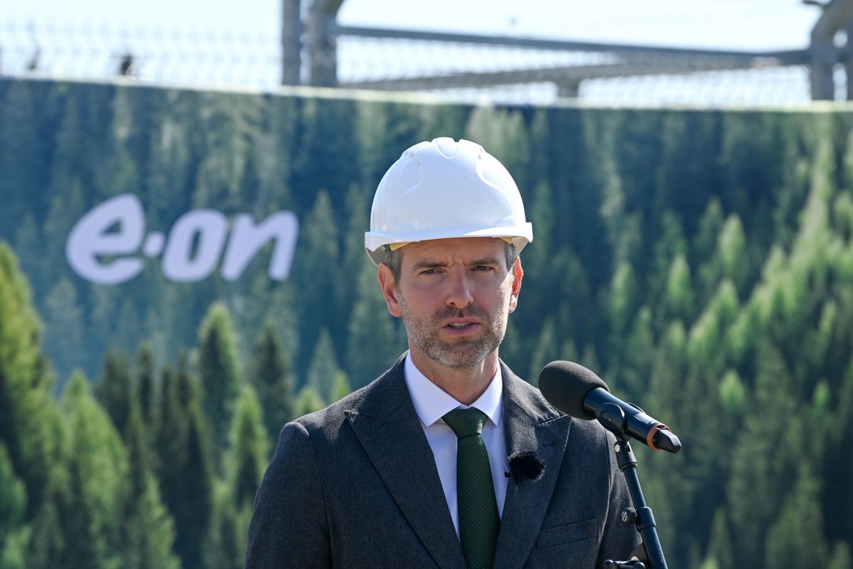 Budapest, 2025. augusztus 28.
Steiner Attila, az Energiaügyi Minisztérium (EM) energetikáért felelős államtitkára beszédet mond az E.On Hungária Zrt. új energiatárolóinak átadásán a főváros XXIII. kerületében 2025. augusztus 28-án. A soroksári energiatároló 16 kültéri akkumulátor-szekrénye összesen 5,5 megawattóra kapacitással, 2,5 megawatt teljesítménnyel tárol áramot.
MTI/Koszticsák Szilárd