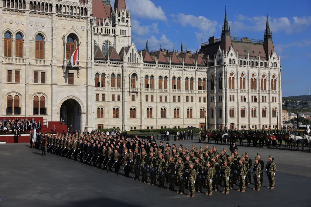 Tisztavatás augusztus 20. Parlament