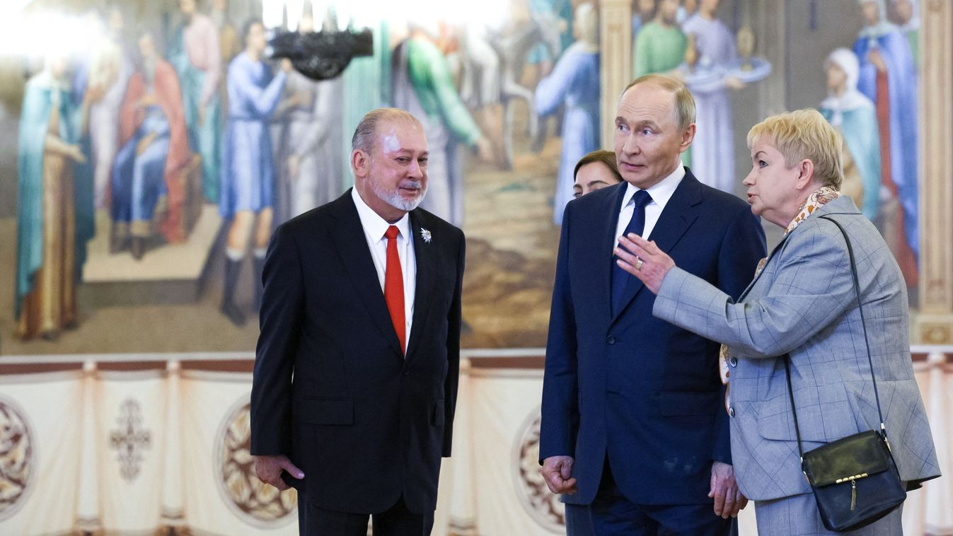 Vlagyimir Putyin és Ibrahim maláj uralkodó a Kreml termeiben Moszkvában, 2025. augusztus 6-án.