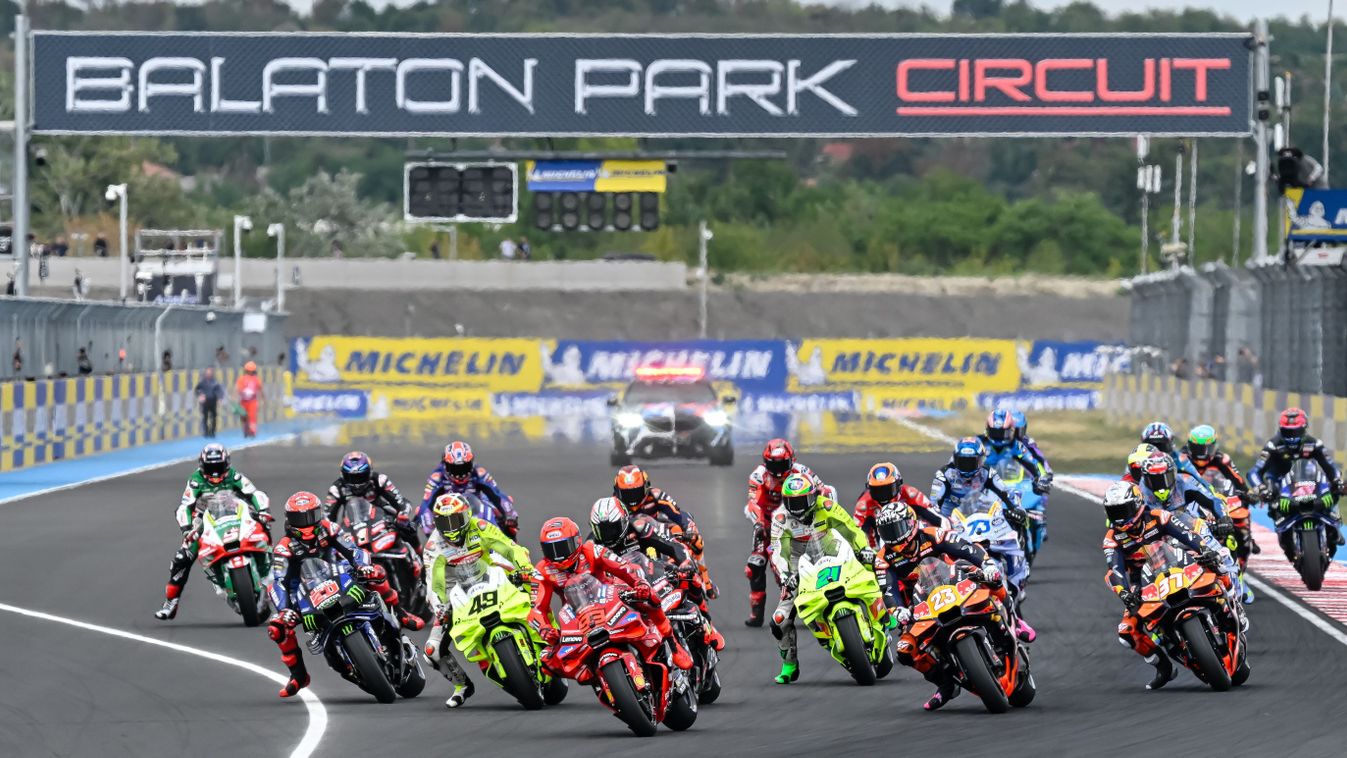 A MotoGP Magyar Nagydíj sprintfutamának rajtja a Balaton Park Circuit versenypályán 