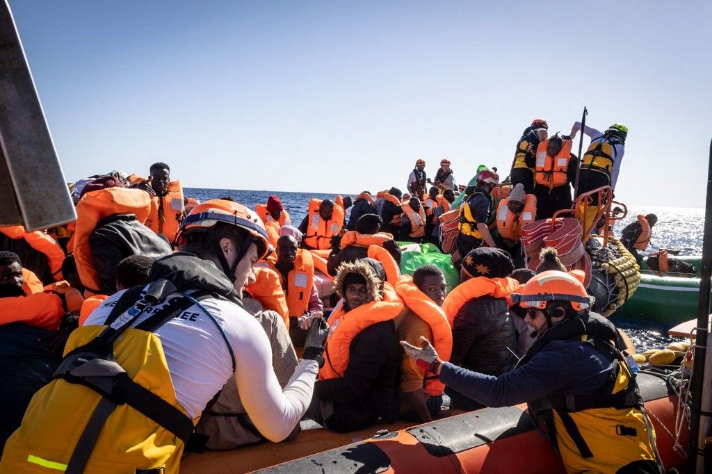 A líbiai parti őrség tüzet nyitott a migráns-mentő hajóra
