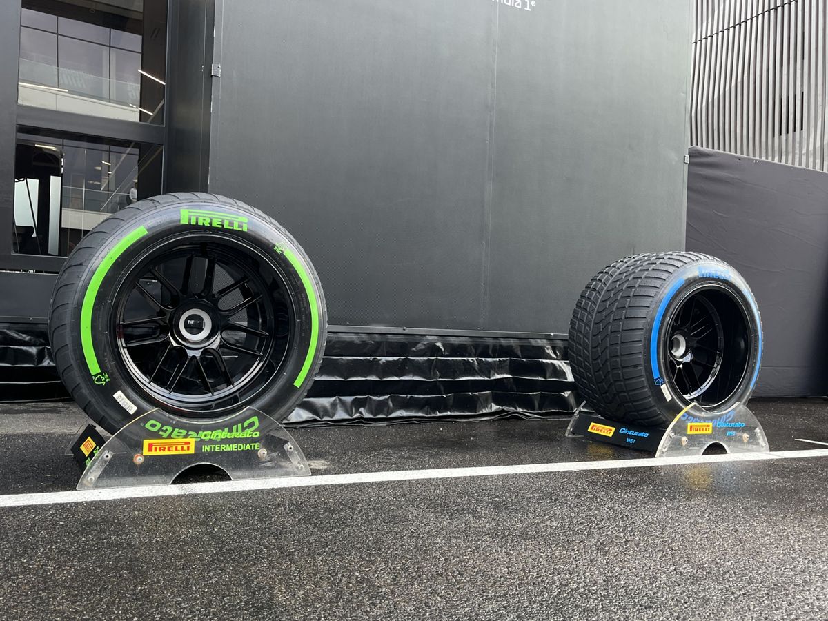 Akár ezekkel, az esős pályára használatos abroncsokkal is kezdhetik a vasárnapi versenyt az F1-es Magyar Nagydíj résztvevői